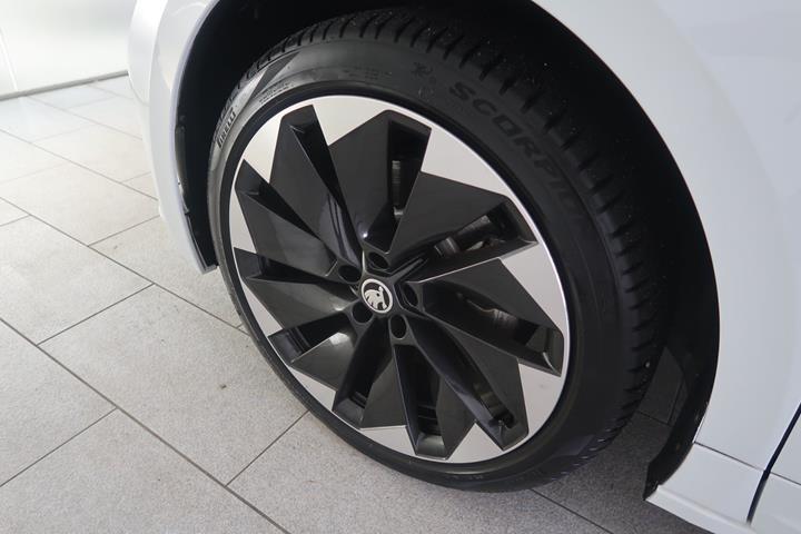 Hvid Skoda Enyaq fra 2023