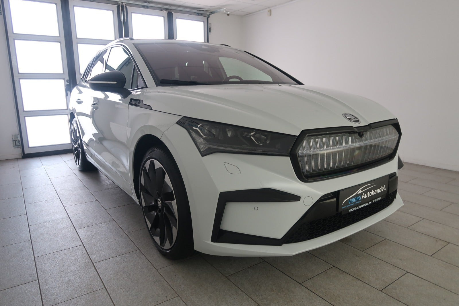 Hvid Skoda Enyaq fra 2023