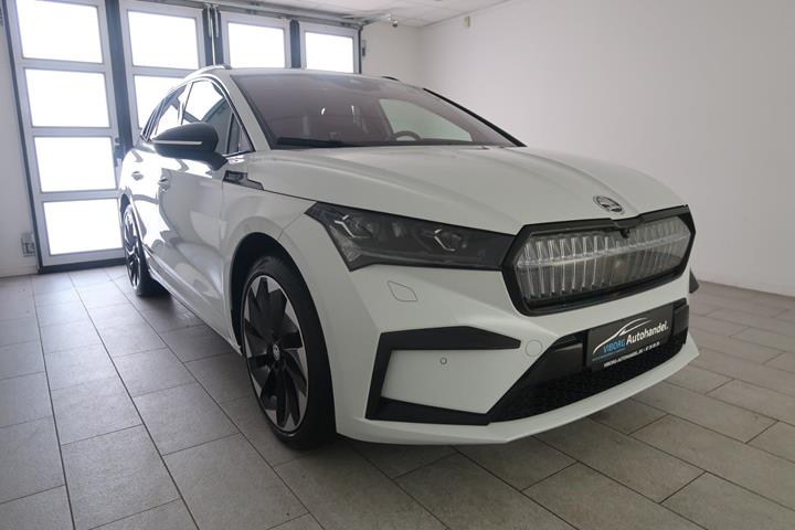 Hvid Skoda Enyaq fra 2023