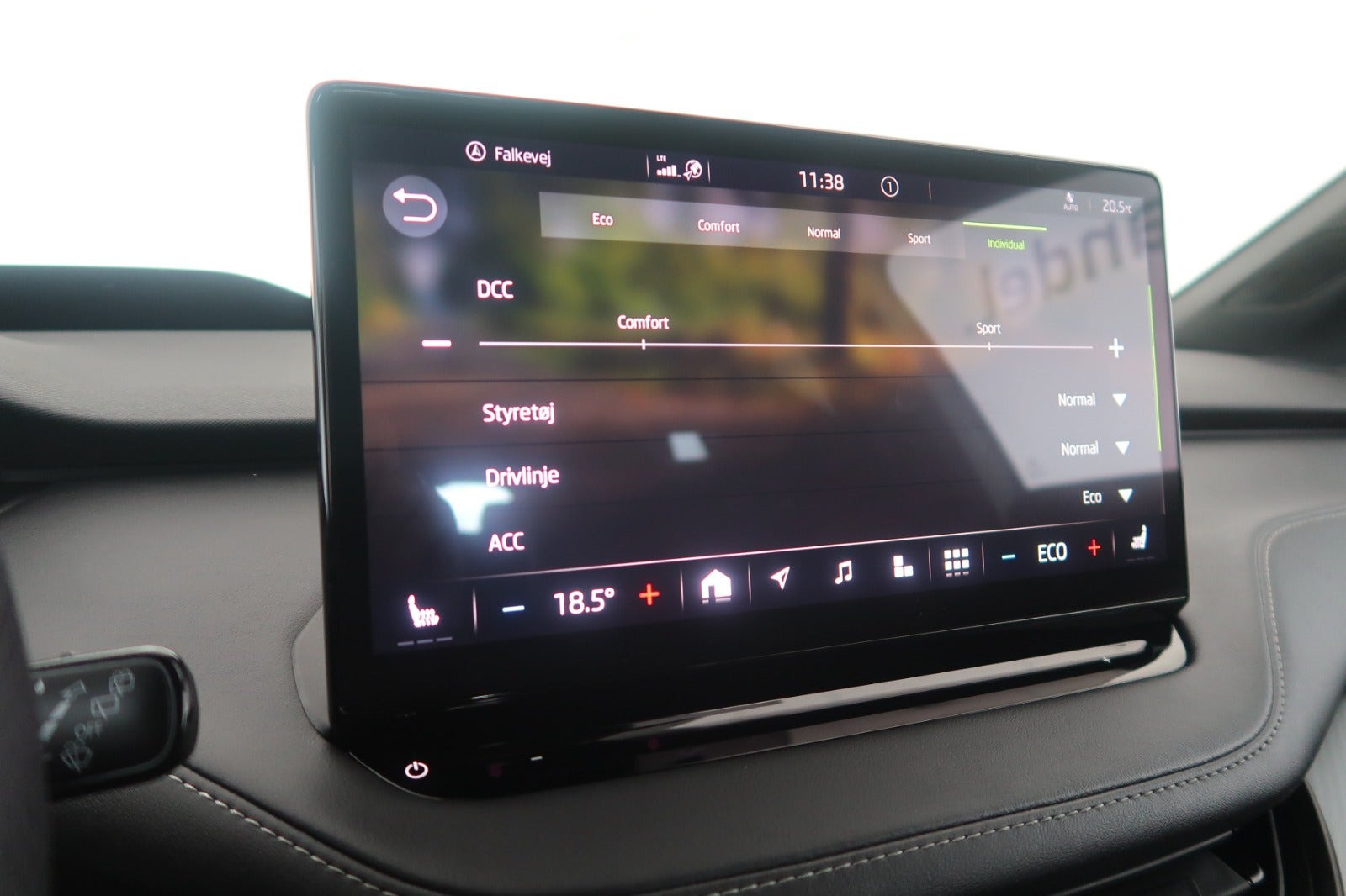 Hvid Skoda Enyaq fra 2023