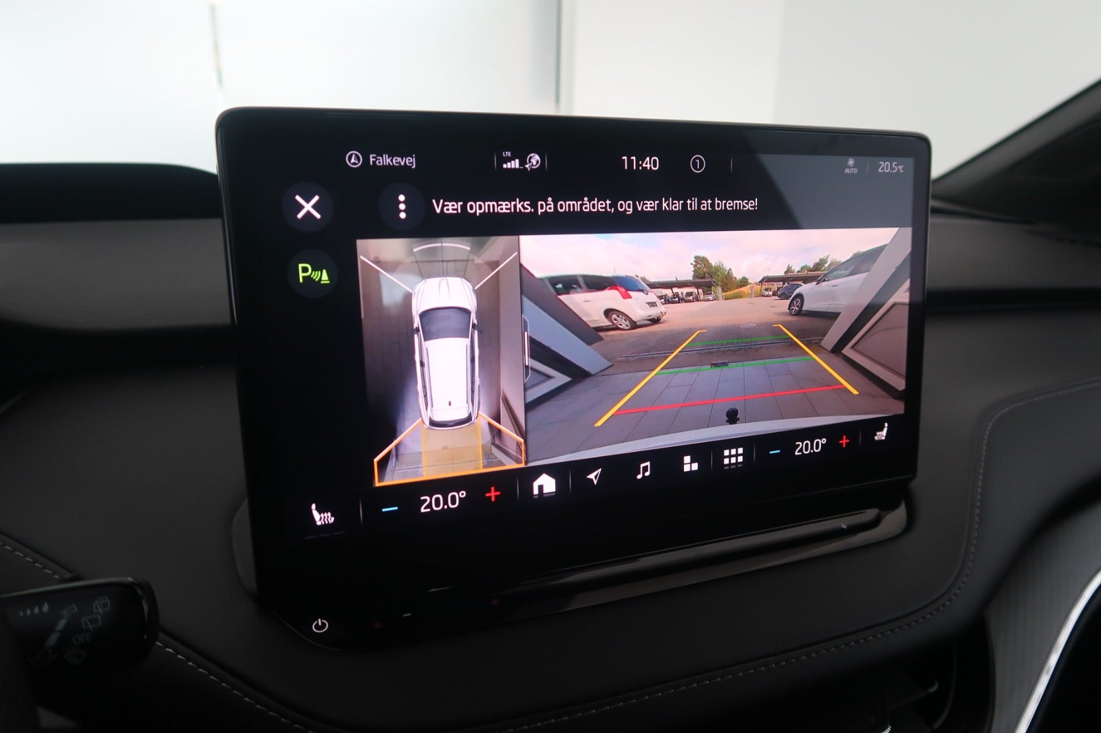 Hvid Skoda Enyaq fra 2023