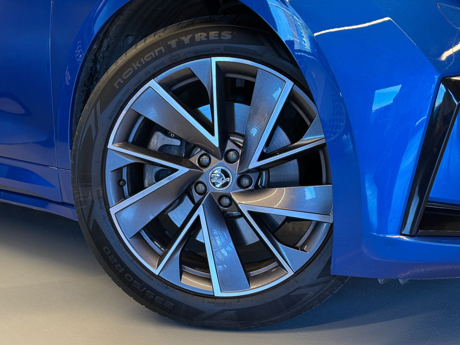 Blå Skoda Enyaq fra 2021