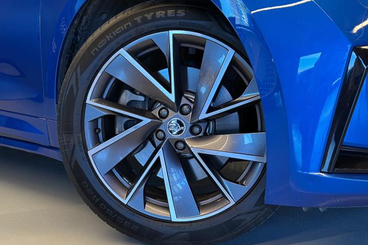 Blå Skoda Enyaq fra 2021