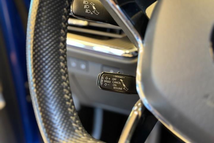 Blå Skoda Enyaq fra 2021