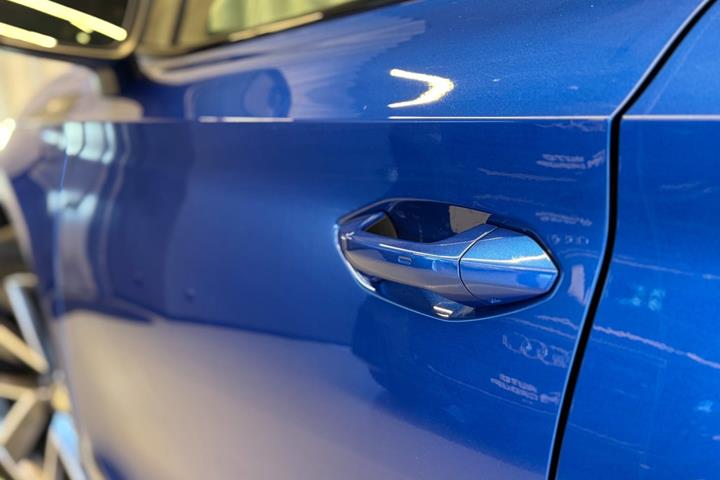 Blå Skoda Enyaq fra 2021