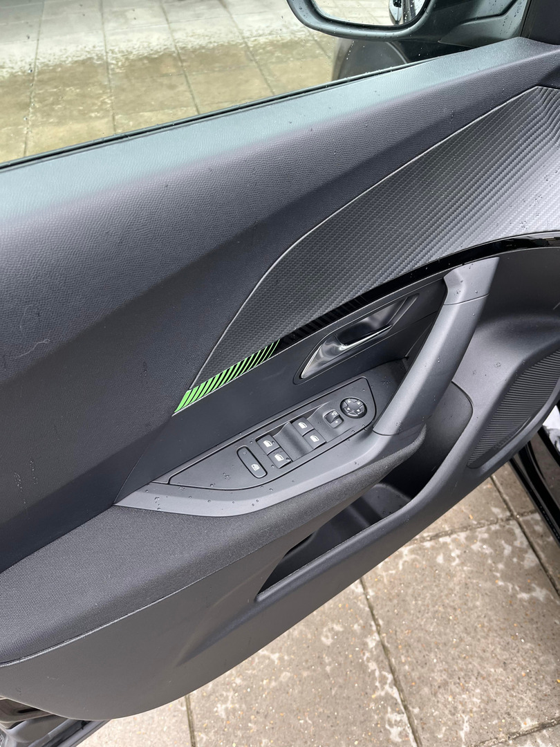 Sort Peugeot 2008 fra 2024