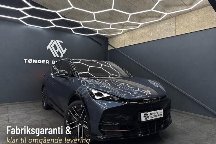 Blå Cupra Tavascan fra 2026 set udefra