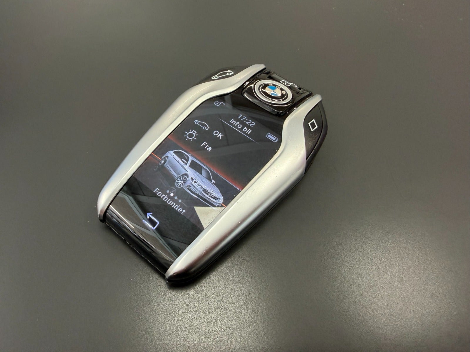 Grøn BMW 745e fra 2019