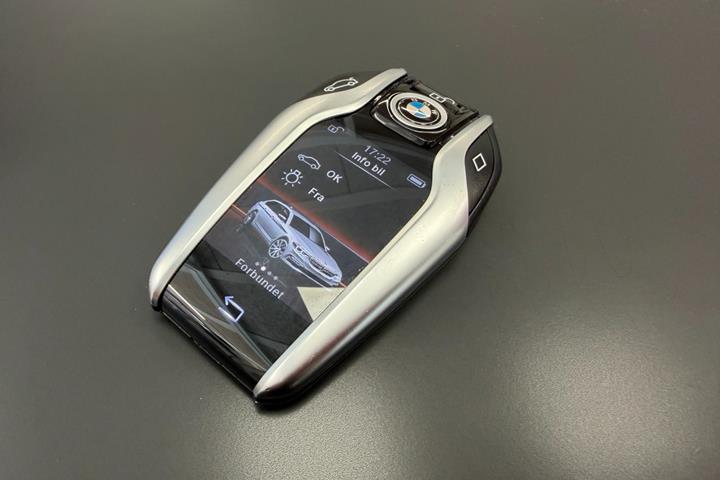 Grøn BMW 745e fra 2019