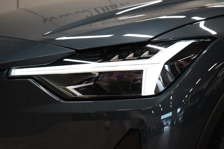 Blå Polestar 2 fra 2023
