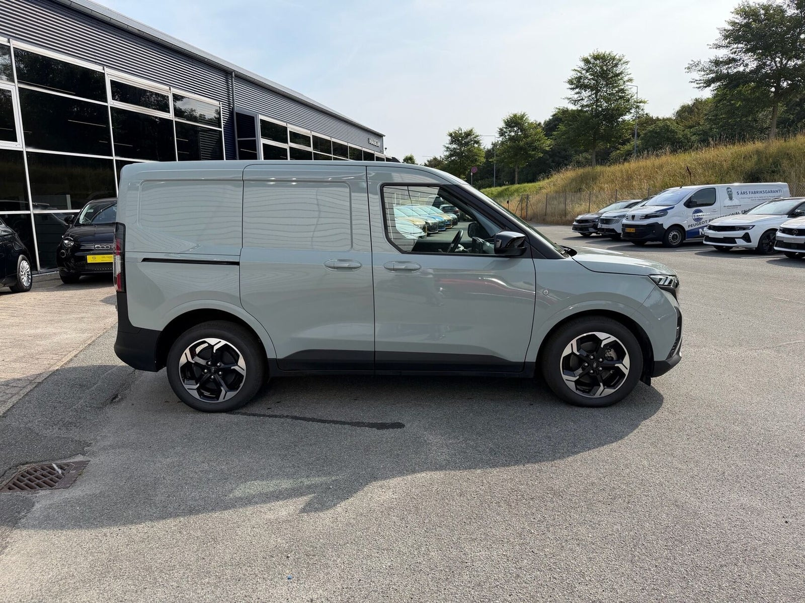 Grå Ford E-Transit Courier fra 2025