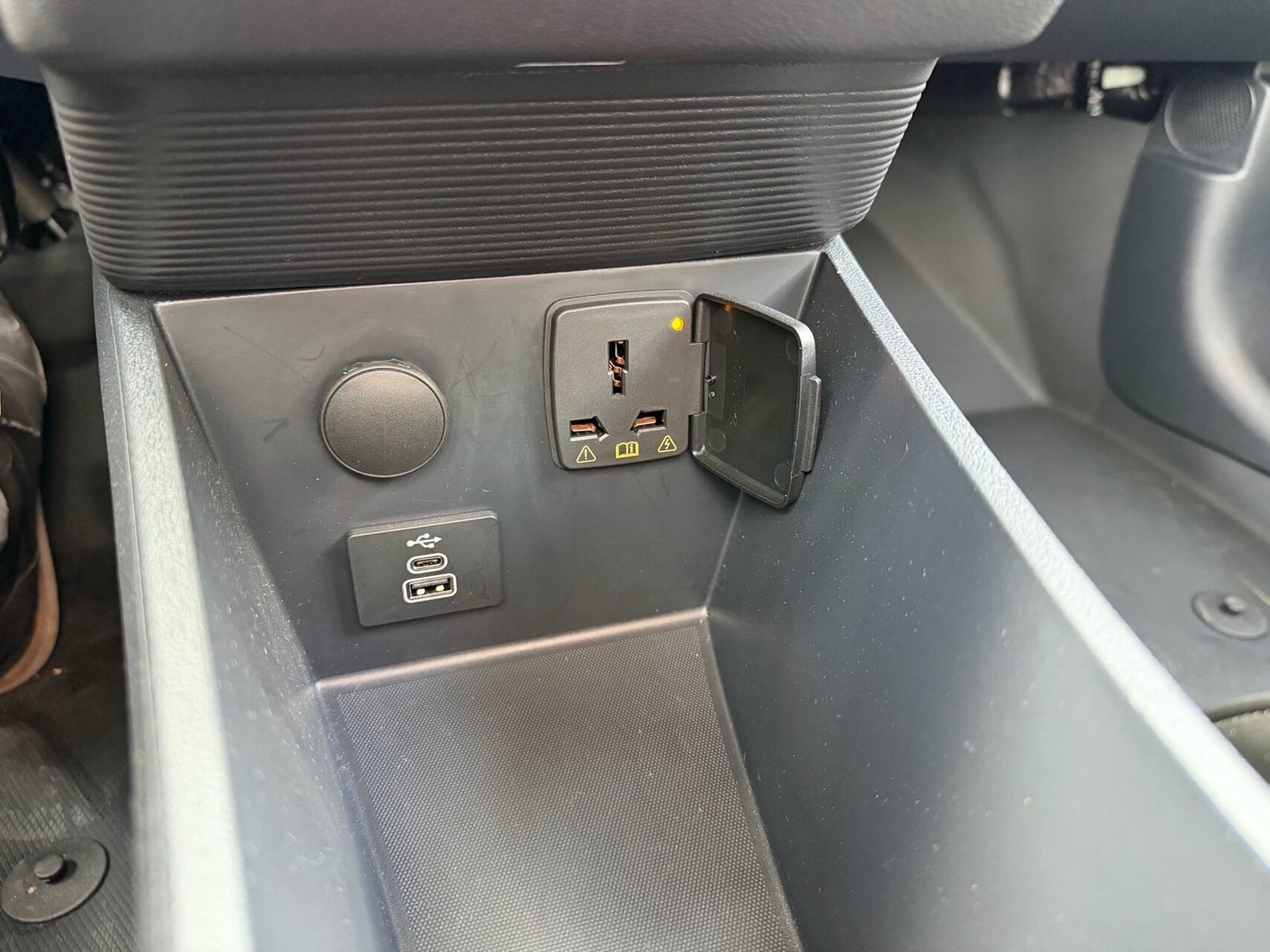 Grå Ford E-Transit Courier fra 2025