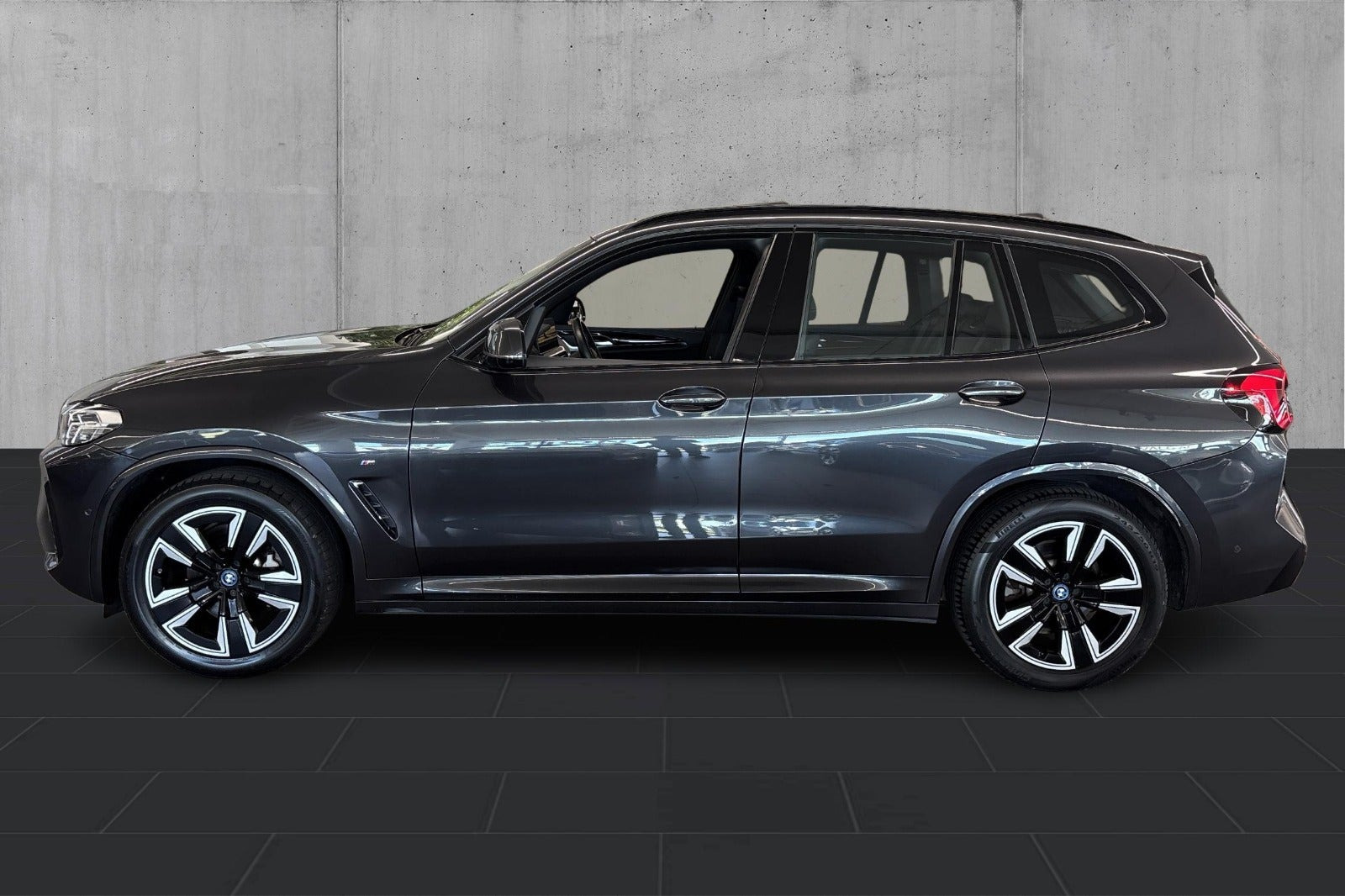 Grå BMW iX3 fra 2022
