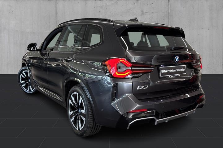 Grå BMW iX3 fra 2022