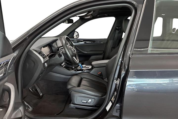 Grå BMW iX3 fra 2022