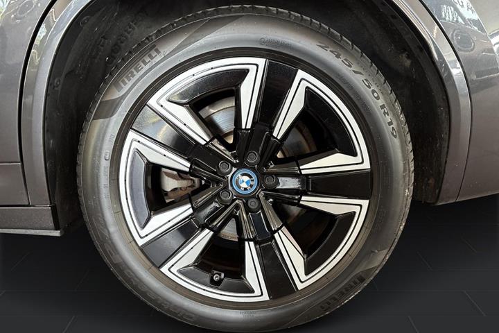 Grå BMW iX3 fra 2022