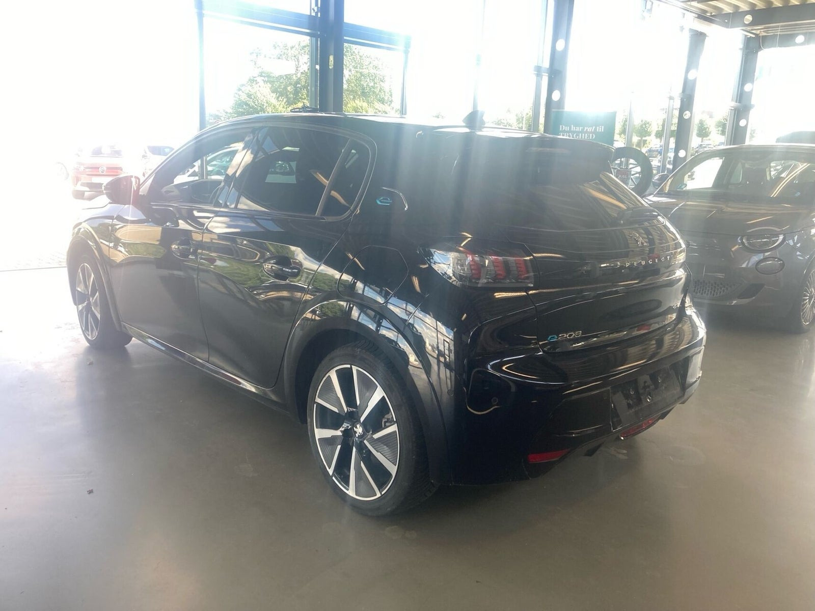 Sort Peugeot e-208 fra 2021