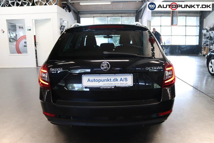 Sort Skoda Octavia fra 2018
