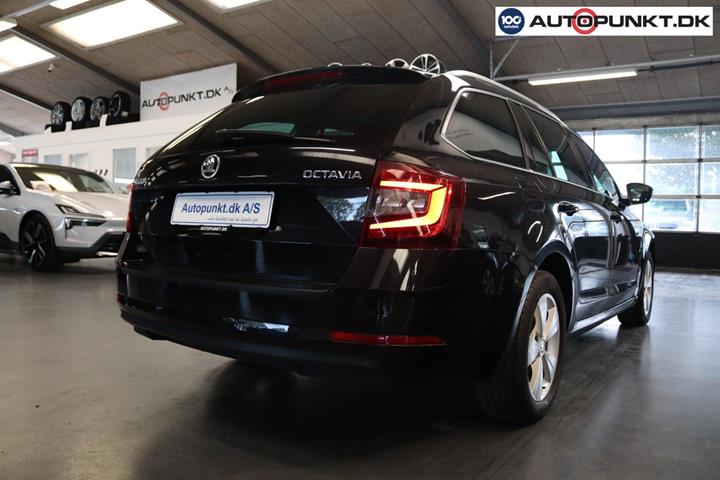Sort Skoda Octavia fra 2018
