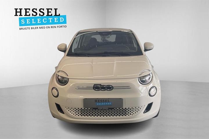 Hvid Fiat 500e fra 2023