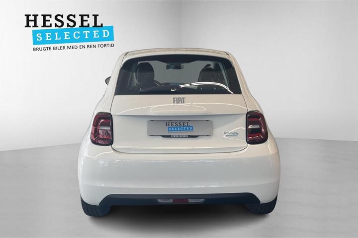 Hvid Fiat 500e fra 2023