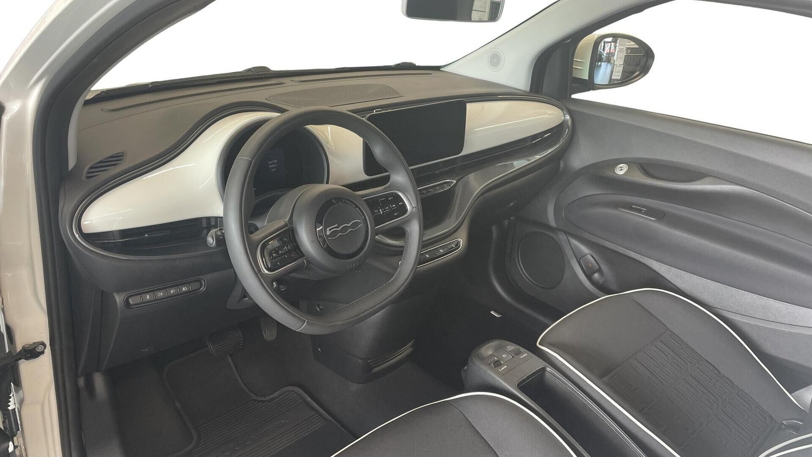 Hvid Fiat 500e fra 2023