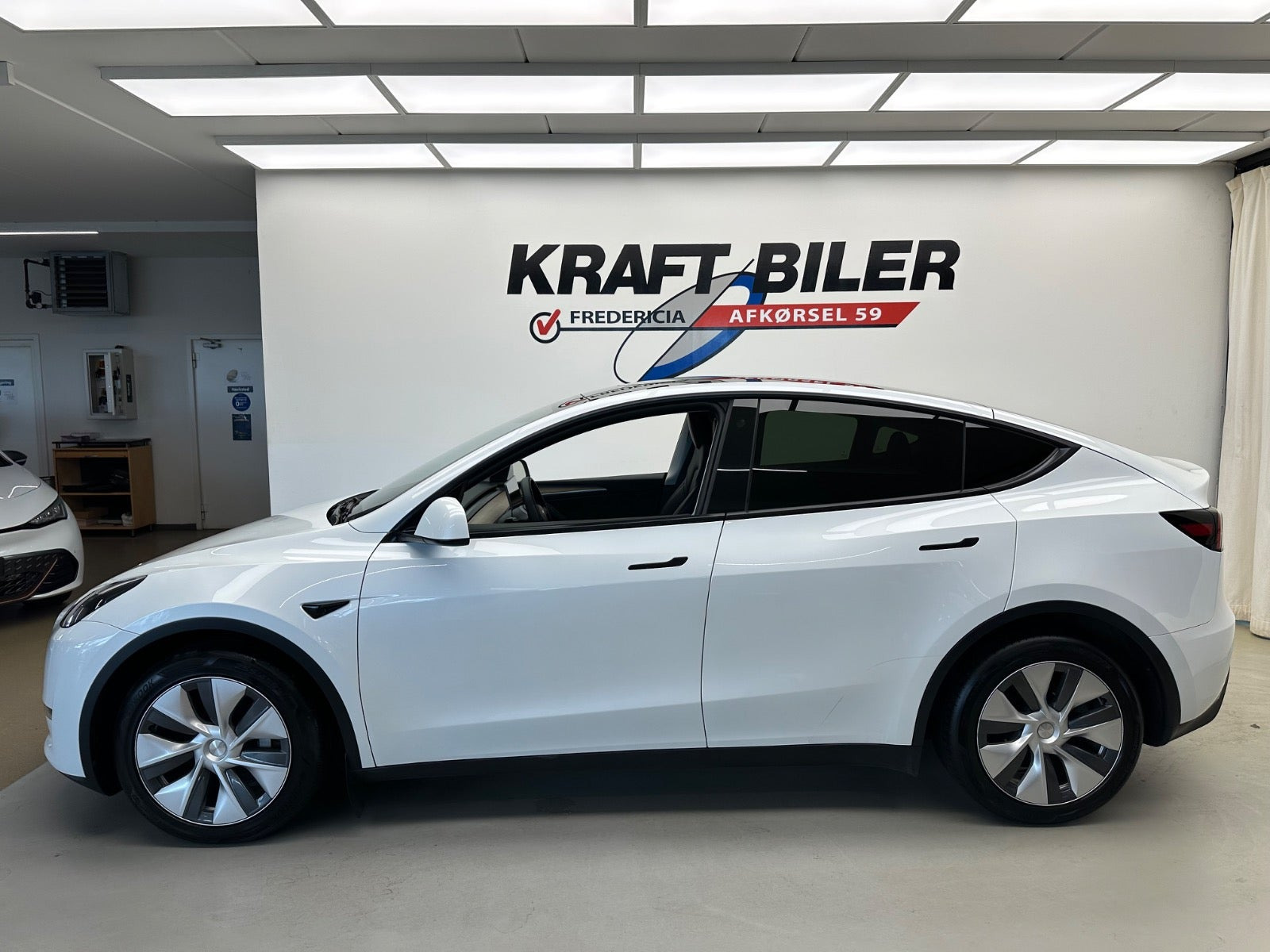 Hvid Tesla Model Y fra 2022