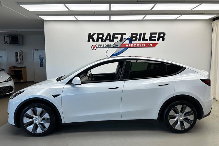 Hvid Tesla Model Y fra 2022