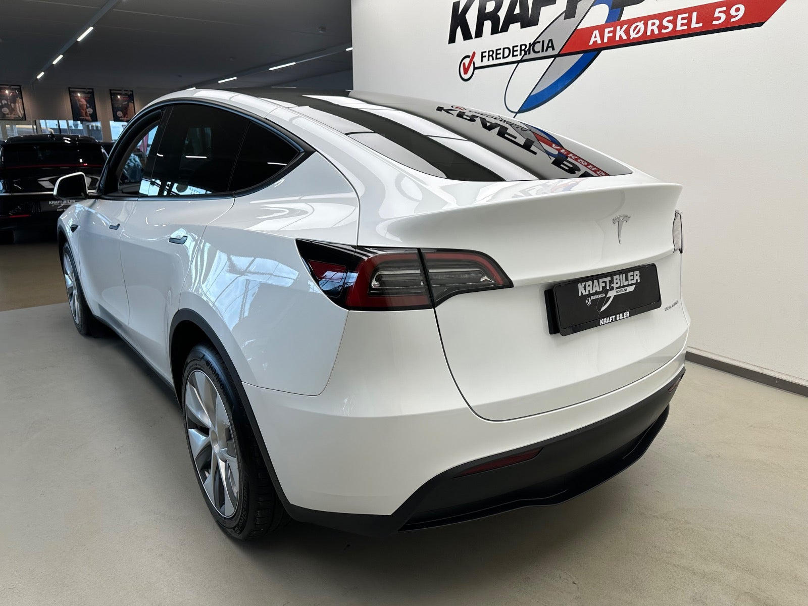 Hvid Tesla Model Y fra 2022