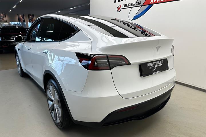 Hvid Tesla Model Y fra 2022