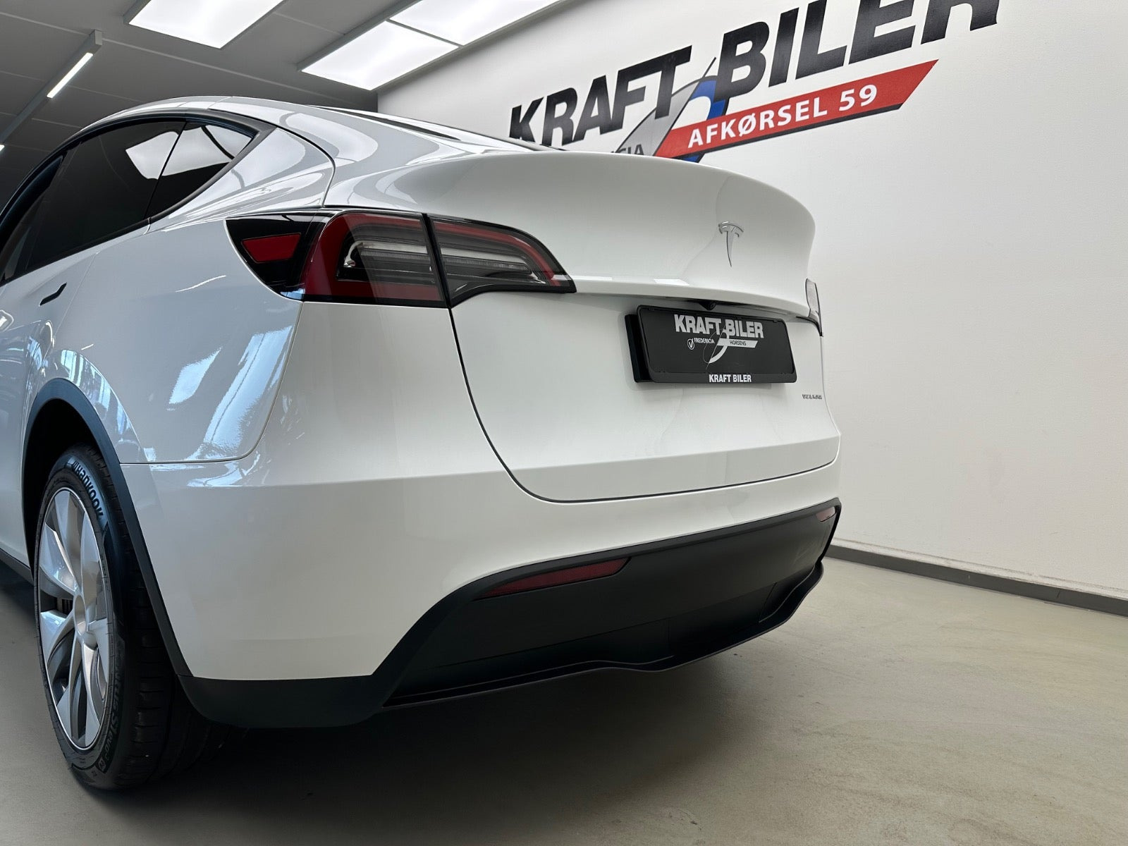 Hvid Tesla Model Y fra 2022