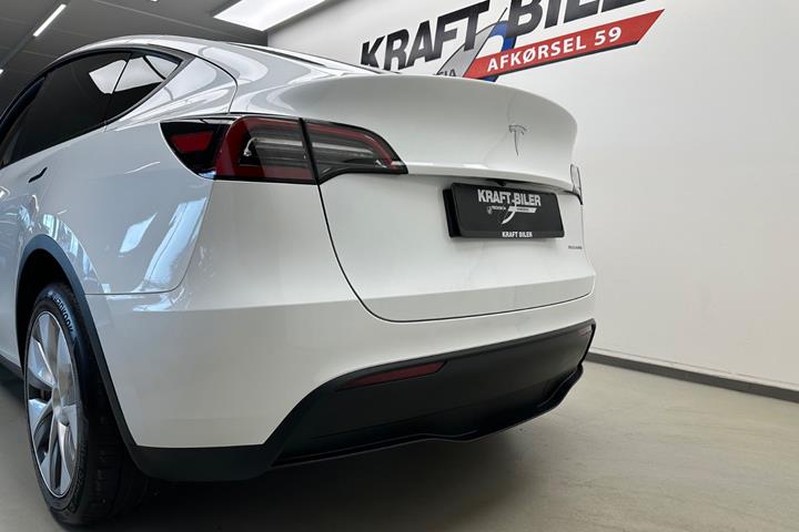Hvid Tesla Model Y fra 2022