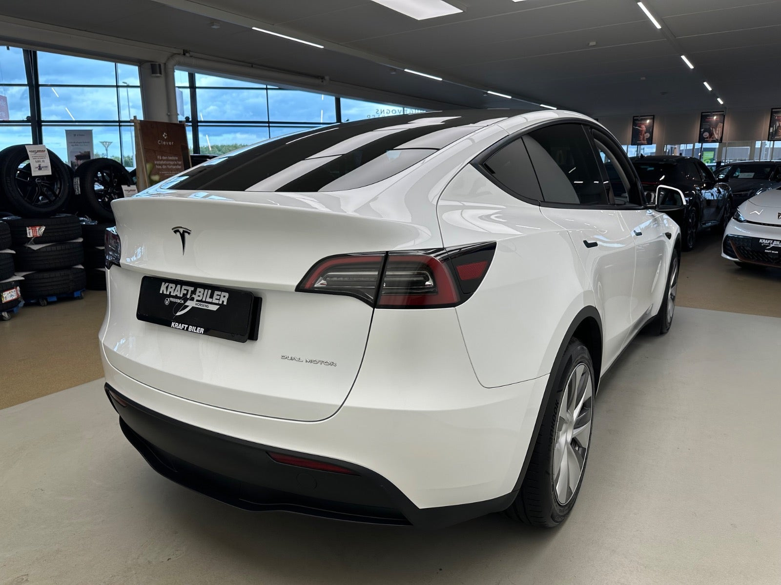 Hvid Tesla Model Y fra 2022