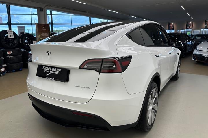 Hvid Tesla Model Y fra 2022