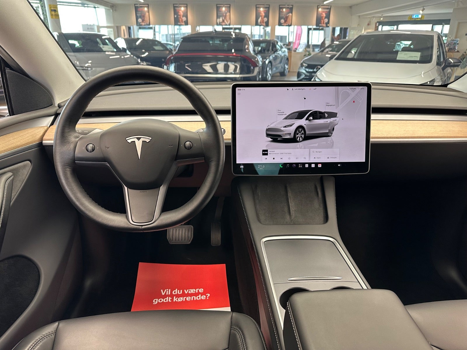 Hvid Tesla Model Y fra 2022