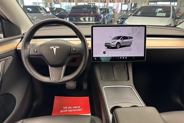 Hvid Tesla Model Y fra 2022