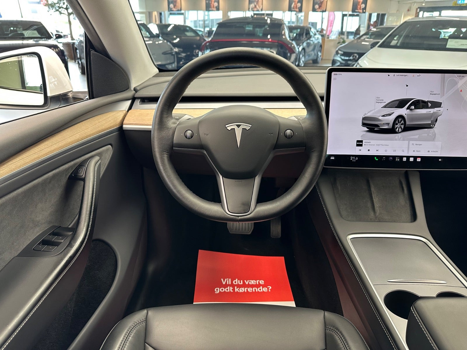 Hvid Tesla Model Y fra 2022