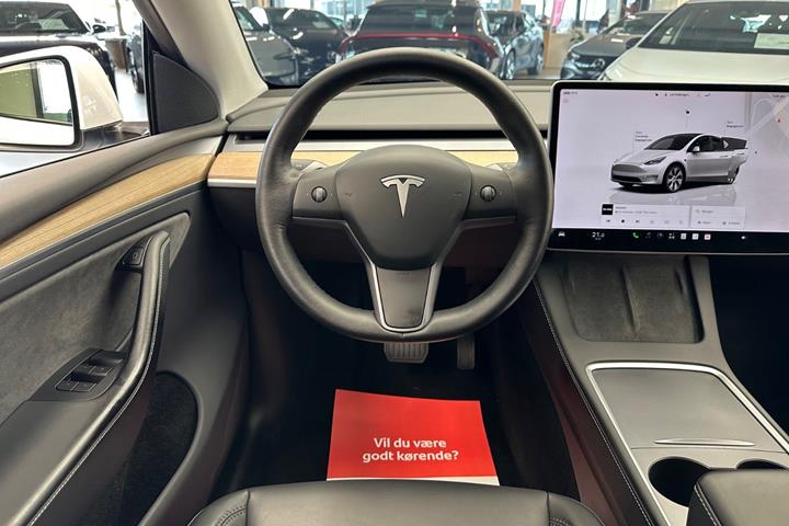 Hvid Tesla Model Y fra 2022
