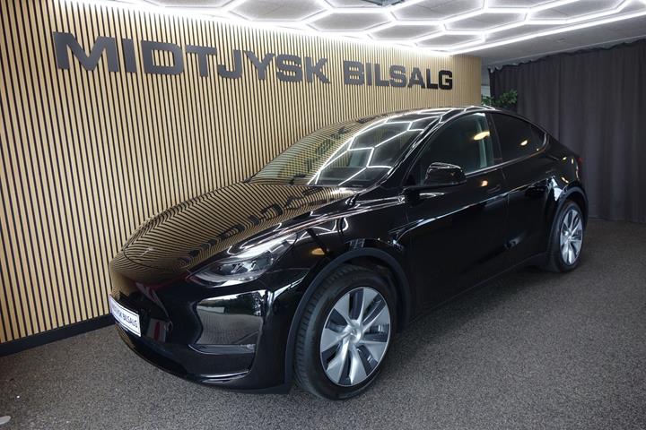 Sort Tesla Model Y fra 2024 set udefra