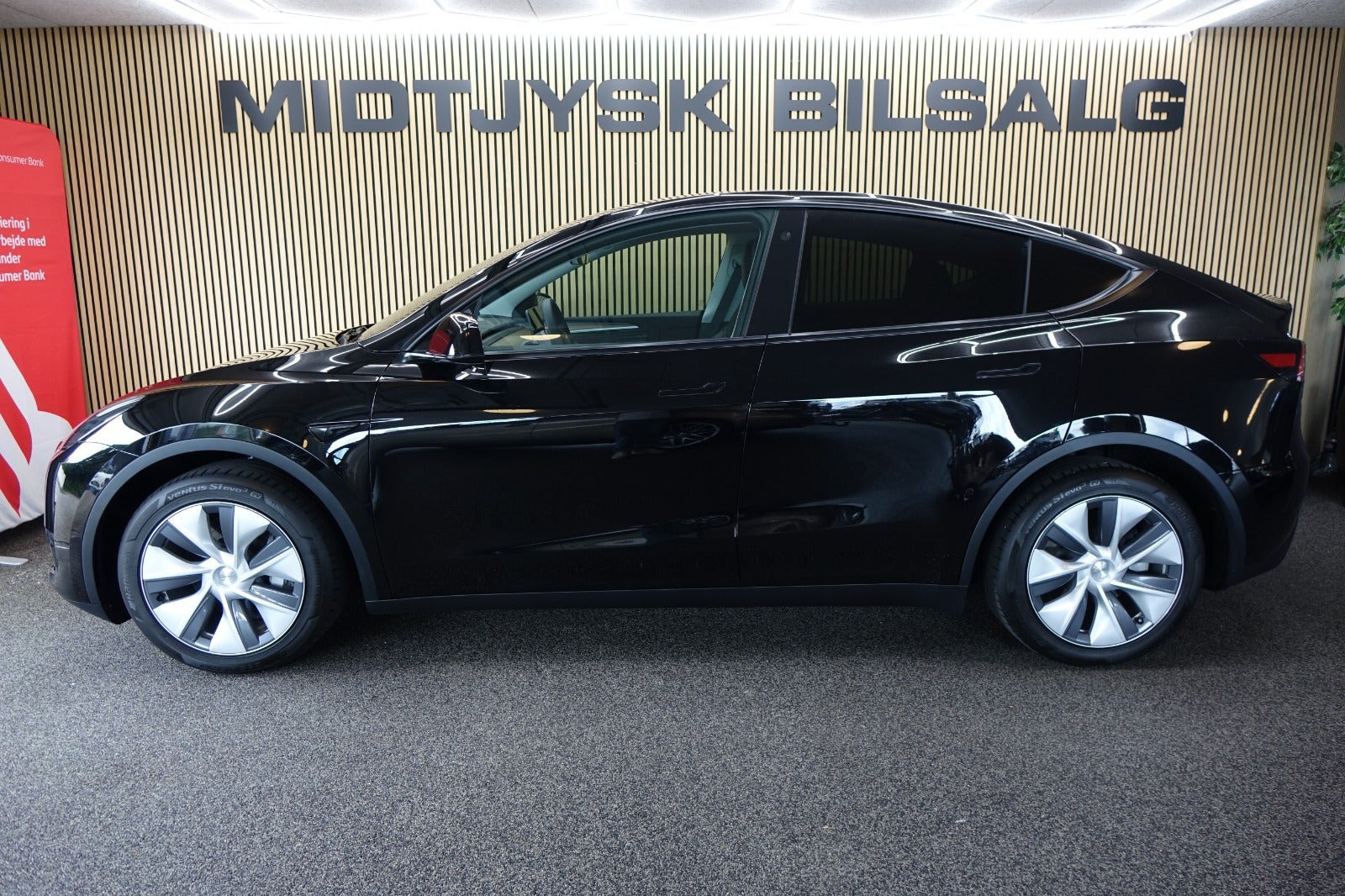 Sort Tesla Model Y fra 2024