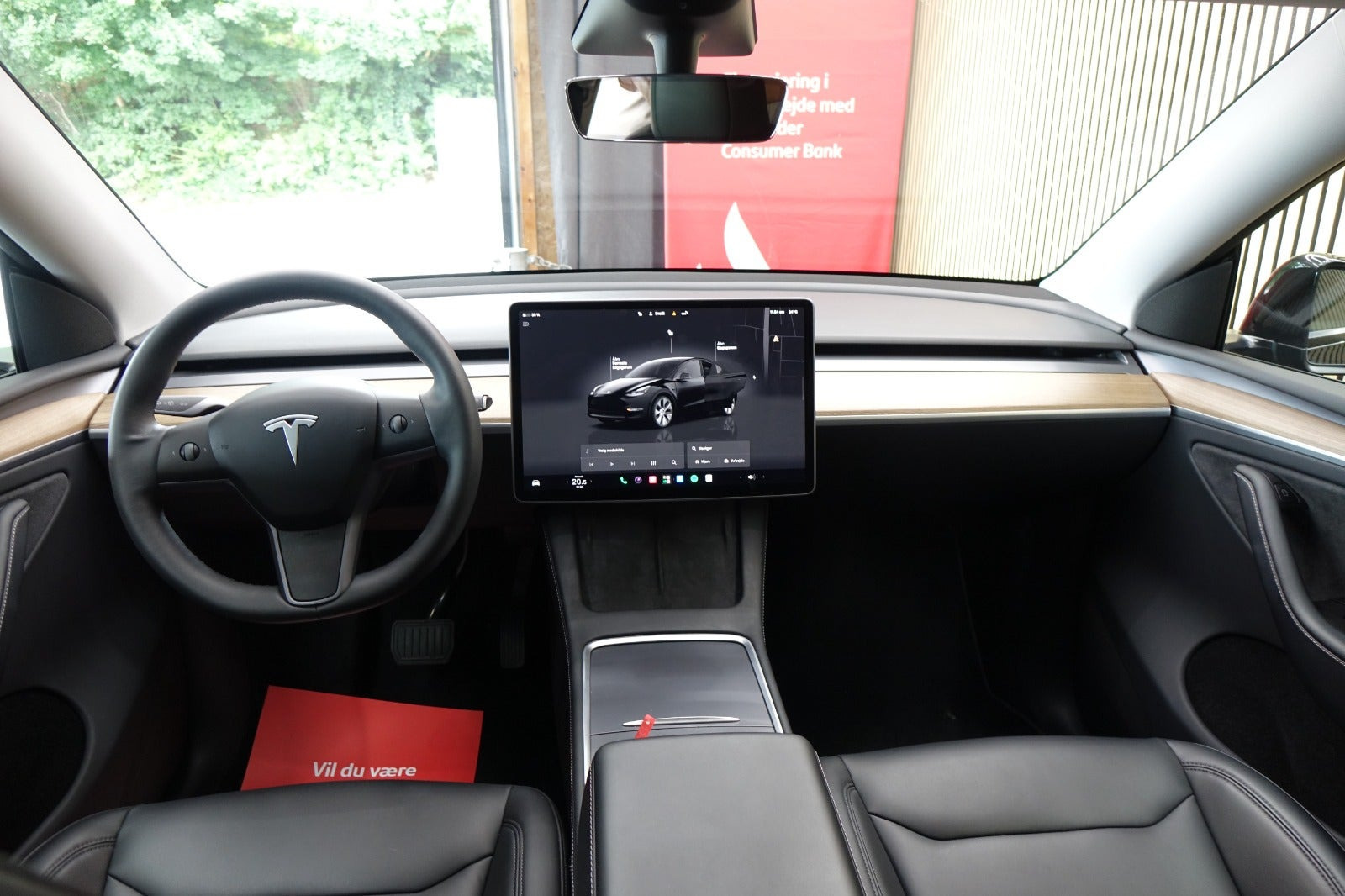 Sort Tesla Model Y fra 2024
