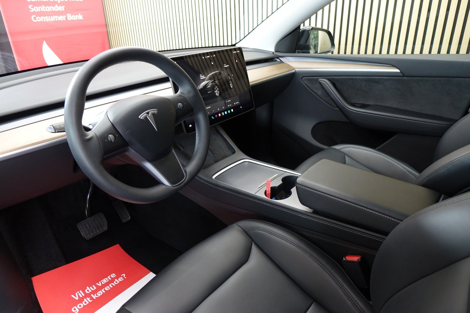 Sort Tesla Model Y fra 2024