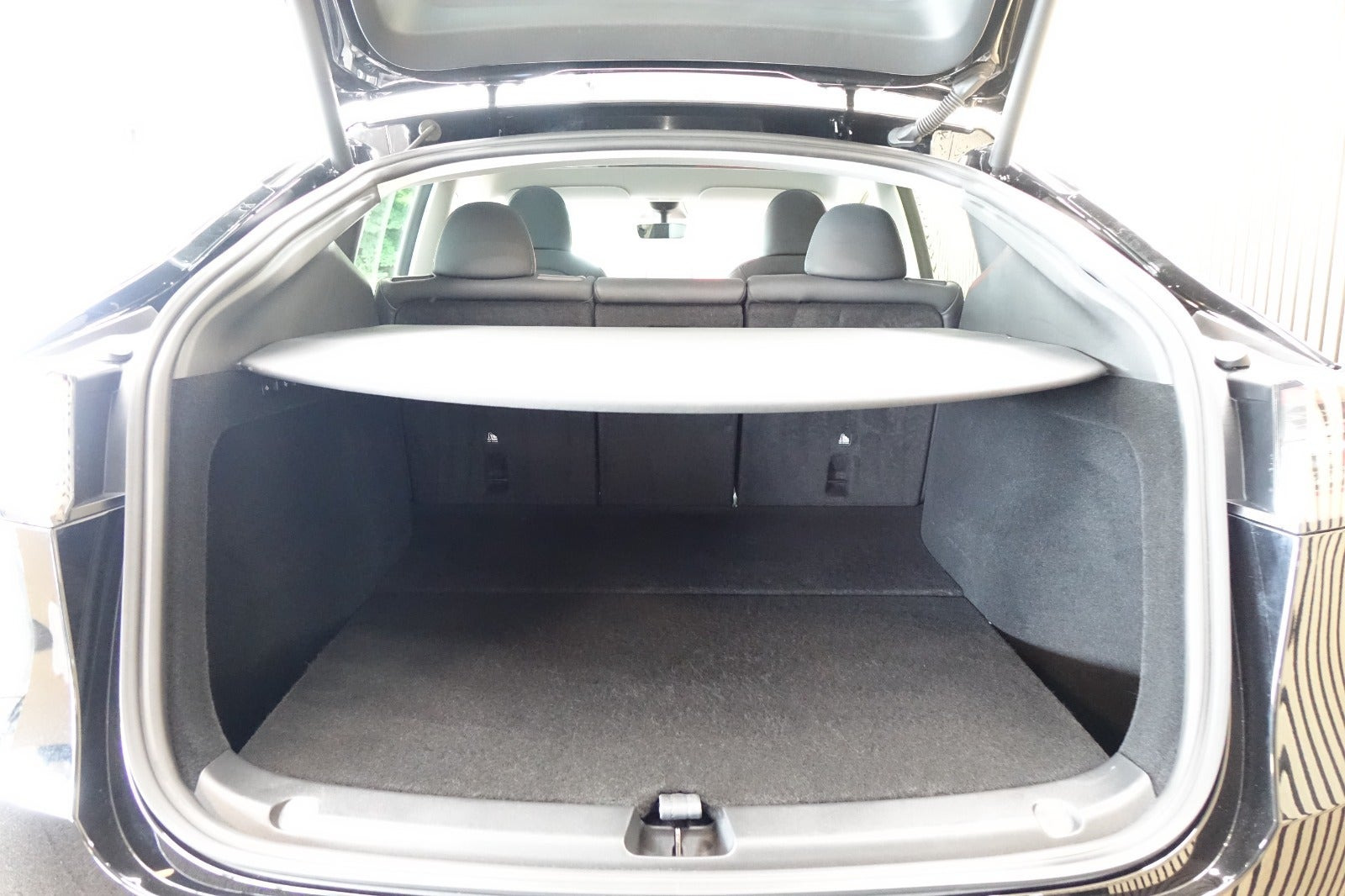 Sort Tesla Model Y fra 2024