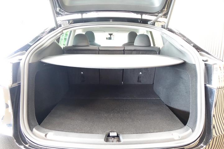 Sort Tesla Model Y fra 2024
