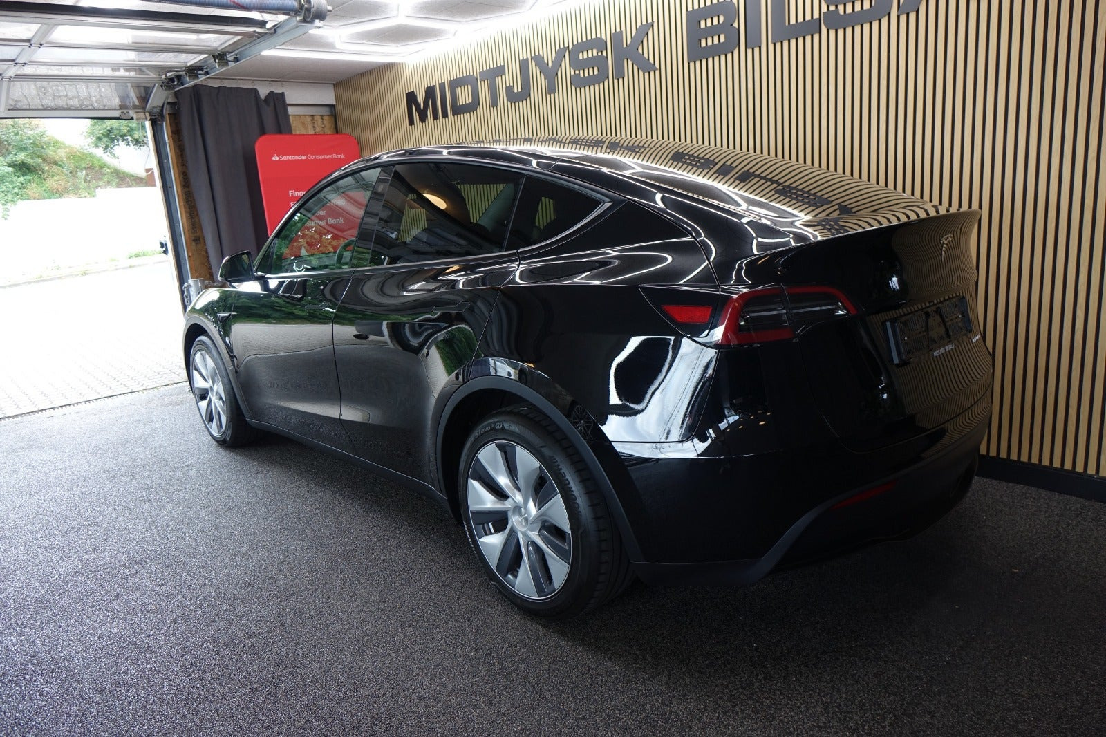 Sort Tesla Model Y fra 2024
