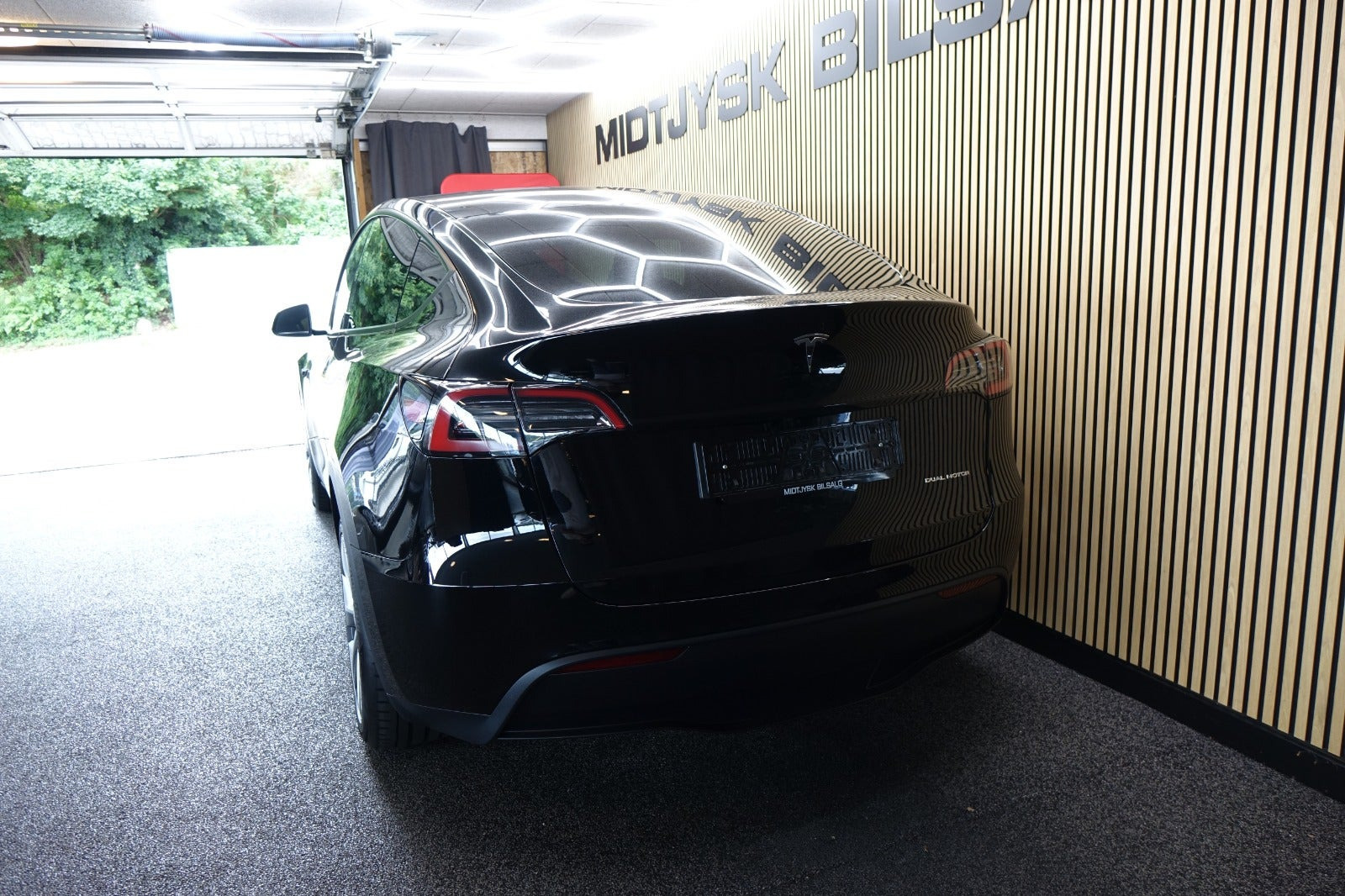 Sort Tesla Model Y fra 2024