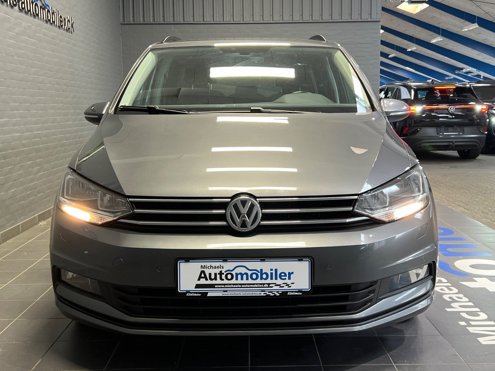 Grå VW Touran fra 2018