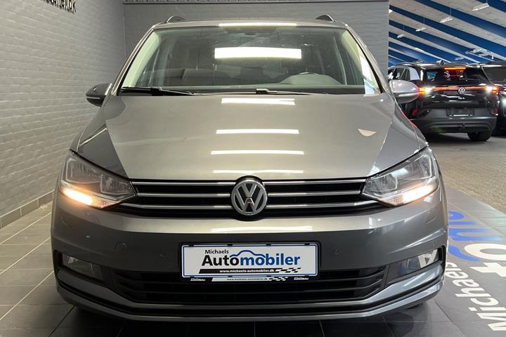 Grå VW Touran fra 2018