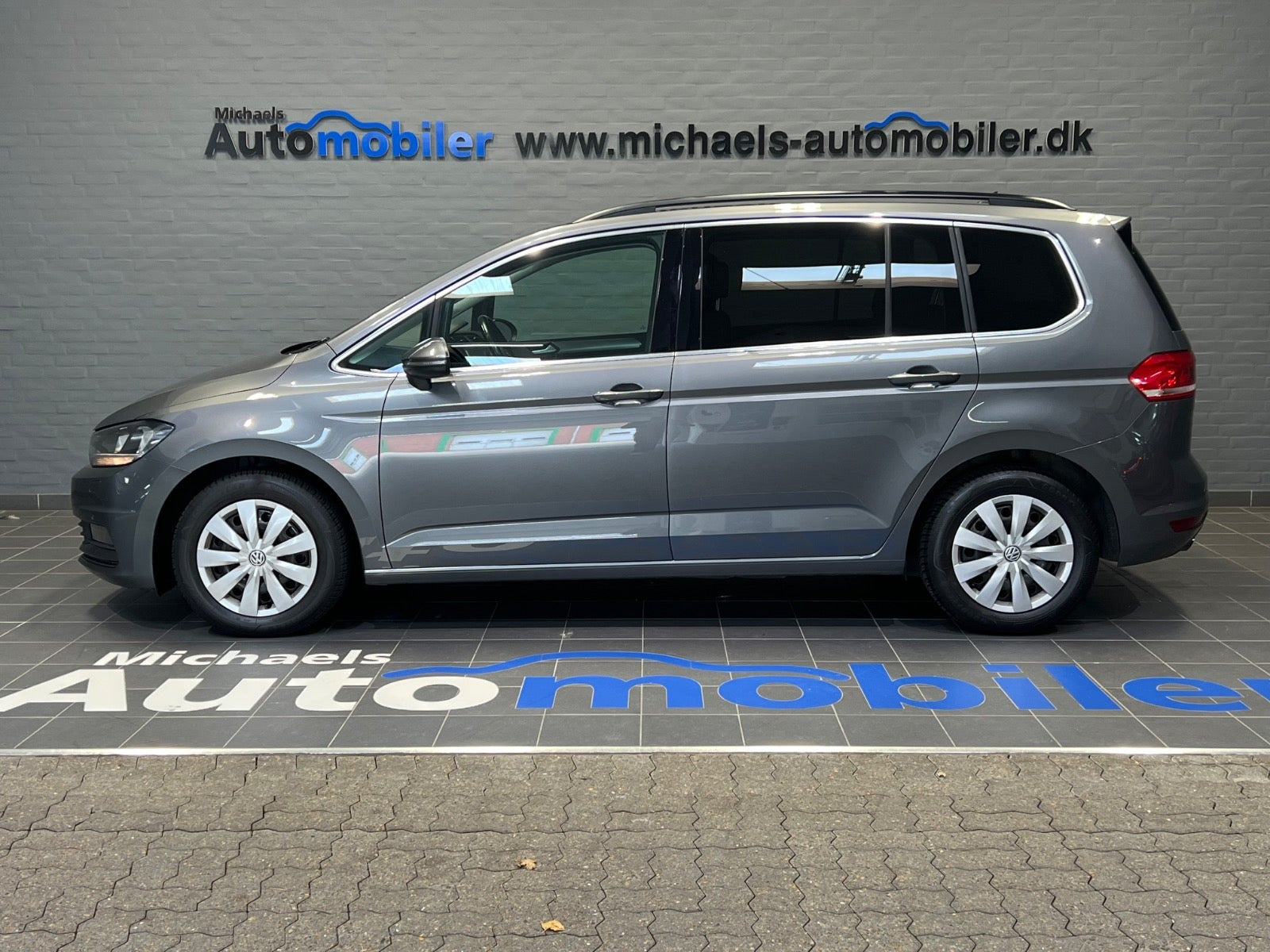 Grå VW Touran fra 2018
