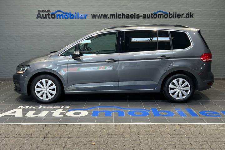 Grå VW Touran fra 2018